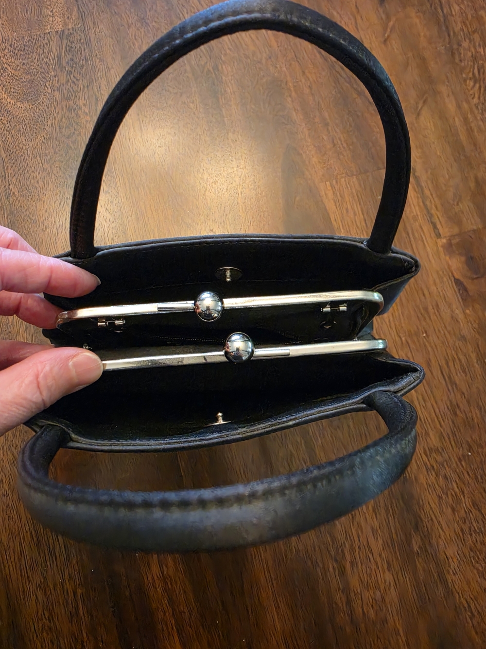 Amanda Smith Black Satin Top-Handle Kiss-Lock Handbag - Picture 4 of 8